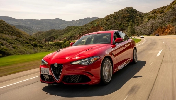 Crveni Alfa Romeo na italijanskom autoputu – polovni automobili iz Italije za uvoz u Srbiju